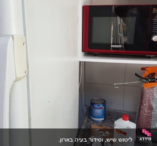 שיש עם כלים וחומרי עבודה על השיש